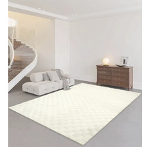 Covor bej deschis cu model în carouri într-o sufragerie luminoasă, amenajată modern, cu o canapea albă și o comodă din lemn.