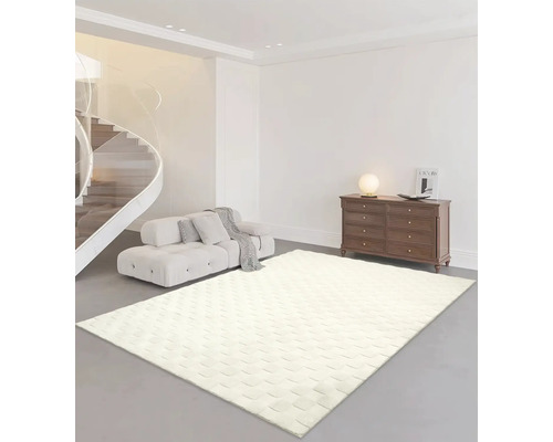 Covor bej deschis cu model în carouri într-o sufragerie luminoasă, amenajată modern, cu o canapea albă și o comodă din lemn.