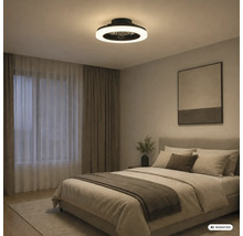 Ventilator de tavan modern cu lumină LED circulară într-un dormitor luminos, cu pat dublu și perdele.