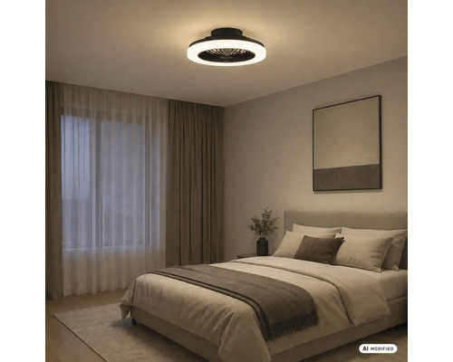 Ventilator de tavan modern cu lumină LED circulară într-un dormitor luminos, cu pat dublu și perdele.