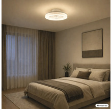 Dormitor modern cu un ventilator de tavan LED rotund cu lumină, un pat dublu în nuanțe de pământ, perdele și un tablou abstract.