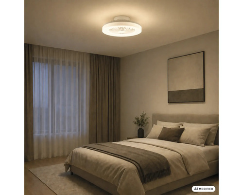 Dormitor modern cu un ventilator de tavan LED rotund cu lumină, un pat dublu în nuanțe de pământ, perdele și un tablou abstract.