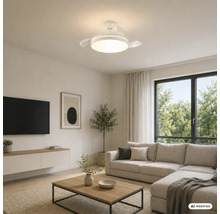 Living modern și luminos cu un ventilator de tavan alb cu lumină LED deasupra unei canapele bej și a unei măsuțe de cafea din lemn.