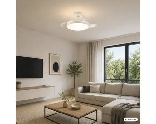 Living modern și luminos cu un ventilator de tavan alb cu lumină LED deasupra unei canapele bej și a unei măsuțe de cafea din lemn.
