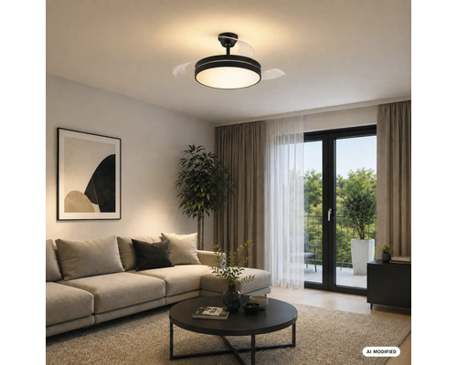 Sufragerie modernă cu ventilator de tavan negru cu lumină LED și palete retractabile, canapea deschisă la culoare, măsuță de cafea și balcon.