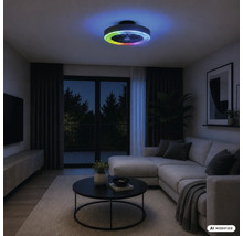 Living modern pe timp de noapte, cu un ventilator de tavan cu iluminare LED și efect de schimbare a culorii RGB.
