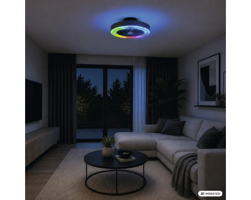 Living modern pe timp de noapte, cu un ventilator de tavan cu iluminare LED și efect de schimbare a culorii RGB.