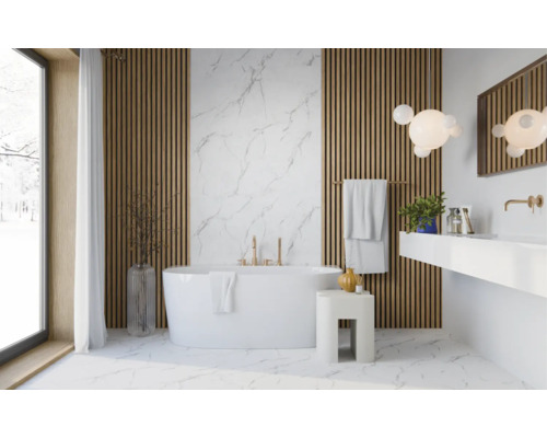 Baie modernă cu cadă freestanding, panouri acustice din lemn, perete cu aspect de marmură și baterii aurii.