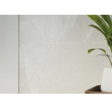 Placă ceramică porțelanată cu aspect de piatră naturală, suprafață structurată și venaturi subtile.
