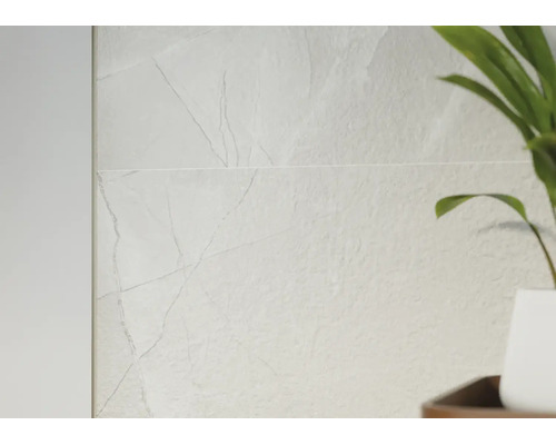 Placă ceramică porțelanată cu aspect de piatră naturală, suprafață structurată și venaturi subtile.