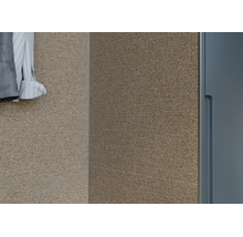 Panou de perete cu aspect textil și model în spic într-o zonă de dulap organizată.