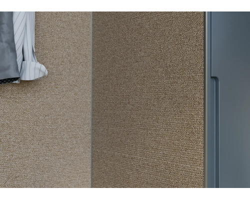 Panou de perete cu aspect textil și model în spic într-o zonă de dulap organizată.