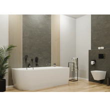 Baie modernă cu cadă de sine stătătoare, WC suspendat, plăci cu aspect de marmură, panouri din lemn și baterii negre pe pardoseală deschisă.