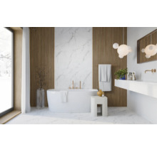 Baie modernă cu cadă freestanding, panouri acustice din lemn, perete cu aspect de marmură și baterii aurii.
