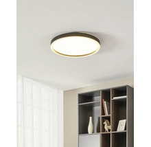 Plafonieră LED modernă, rotundă, într-un interior minimalist, deasupra unui raft gri închis.