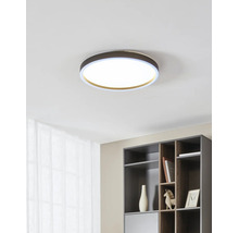 Plafonieră LED rotundă modernă într-un interior luminos și organizat, cu raft și perdea.