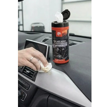 Mână care curăță un bord de mașină cu un șervețel umed Dirt Devil Car Wet Wipe pentru interior, lângă recipientul cu 40 bucăți.