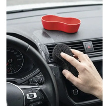 Curățarea interiorului mașinii cu un burete pe bord și pe orificiile de ventilație.