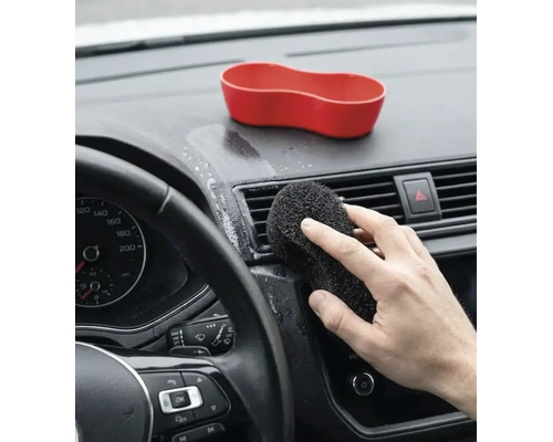 Curățarea interiorului mașinii cu un burete pe bord și pe orificiile de ventilație.