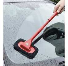 Dispozitiv de curățat parbrize Dirt Devil cu mâner lung și husă din microfibră curățând interiorul unui geam auto.