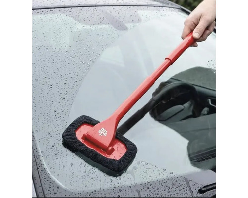 Dispozitiv de curățat parbrize Dirt Devil cu mâner lung și husă din microfibră curățând interiorul unui geam auto.