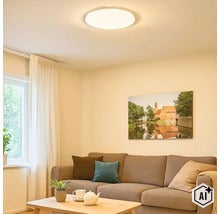 Plafonieră rotundă cu LED într-un living amenajat confortabil, cu canapea și măsuță de cafea. (Image AI modified or generated)