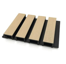 Panou acustic cu aspect de lamele din lemn pe profil de suport negru pentru placarea peretilor.