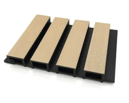 Panou acustic cu aspect de lamele din lemn pe profil de suport negru pentru placarea peretilor.