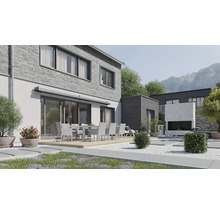 Terasă modernă cu set de masă în fața unei case cu fațadă de cărămidă și copertină, plus un șemineu exterior într-o grădină îngrijită.