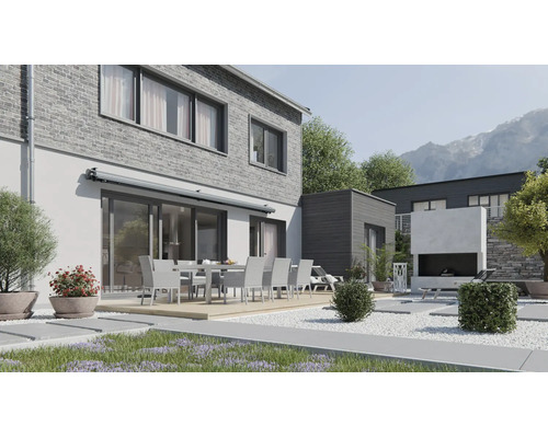 Terasă modernă cu set de masă în fața unei case cu fațadă de cărămidă și copertină, plus un șemineu exterior într-o grădină îngrijită.