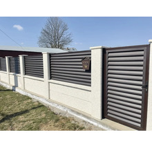 Gard modern cu lamele orizontale și stâlpi din beton deschis la culoare, incluzând poartă de grădină și cutie poștală