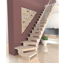 Scara moderna din lemn cu balustrada metalica langa un perete cu decor triunghiular din pietricele intr-un spatiu de locuit deschis.