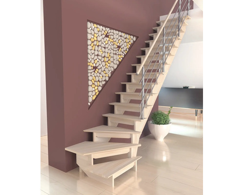 Scara moderna din lemn cu balustrada metalica langa un perete cu decor triunghiular din pietricele intr-un spatiu de locuit deschis.