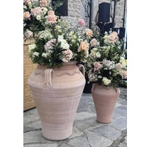 Două amfore mari din teracotă cu aranjamente florale pe o podea de piatră.