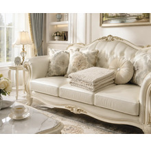 Canapea clasică în stil baroc cu cadru din lemn curbat și tapițerie capitonată într-un living elegant, decorată cu perne.