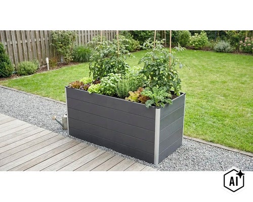 Jardinieră înaltă dreptunghiulară din plastic plantată cu roșii și ierburi aromatice pe o terasă din lemn în grădină. (Image AI modified or generated)