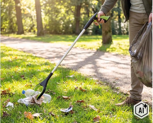 O persoană folosește un clește pentru gunoi într-un parc pentru a ridica o sticlă de plastic de pe sol și a o pune într-un sac de gunoi. (Image AI modified or generated)