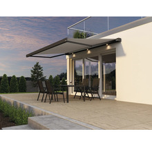 Marchiză de terasă modernă cu iluminare LED integrată deasupra unei terase cu set de mobilier exterior în fața unei case moderne.
