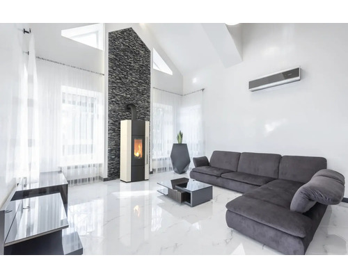 Living modern cu șemineu în fața unui perete de piatră naturală, canapea de colț și pardoseală de marmură lucioasă într-o încăpere luminoasă.