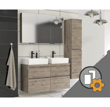 Set modern de mobilier de baie cu lavoar dublu, dulap cu oglindă și dulap înalt cu aspect de lemn în fața unor pereți placați.