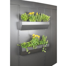 Două jardiniere din metal montate pe perete, plantate cu diverse flori și ierburi pentru grădinărit vertical.