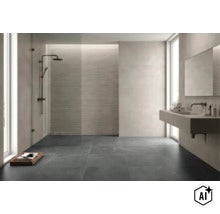 Baie modernă cu plăci ceramice gri mari, duș deschis și lavoar suspendat, design luminos și minimalist. (Image AI modified or generated)