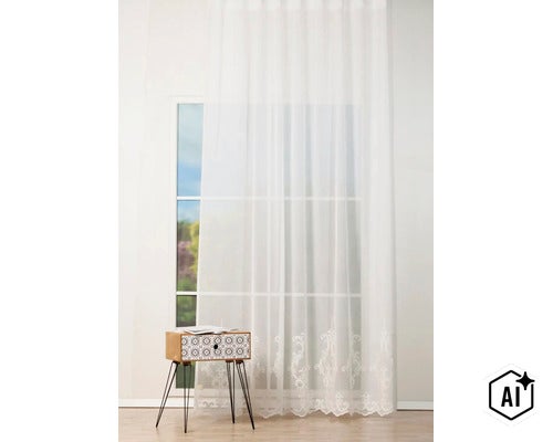 O perdea semitransparentă cu model brodat decorativ la bază, montată la fereastră într-o cameră luminoasă, amenajată modern. (Image AI modified or generated)