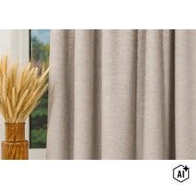 Perdea decorativă din material textil greu în fața unei ferestre, cu o vază cu spice de grâu în prim plan. (Image AI modified or generated)