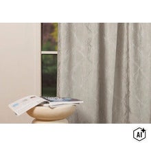O draperie decorativă cu model de marmură în fața unei ferestre, lângă o măsuță laterală mică cu o revistă deschisă într-un interior. (Image AI modified or generated)