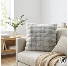 O pernă decorativă moale, matlasată, cu textură de blană artificială, așezată pe o canapea într-un living luminos și modern. (Image AI modified or generated)