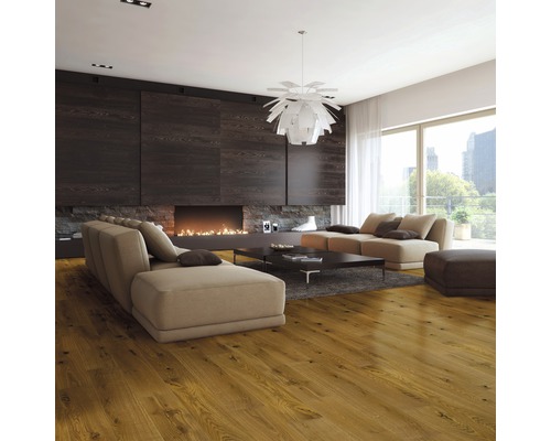 Living luminos cu parchet, șemineu și canapea