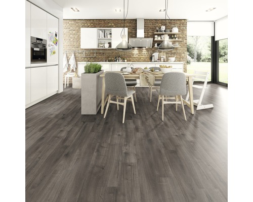 Bucătărie luminoasă cu masă și pardoseală cu aspect de lemn