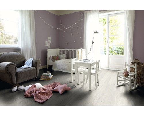 Cameră luminoasă pentru copii cu mobilier și podea laminată gri