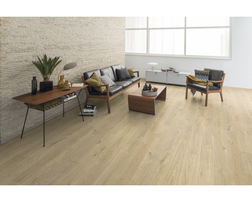 Cameră de zi luminoasă cu podea laminată, canapea și masă